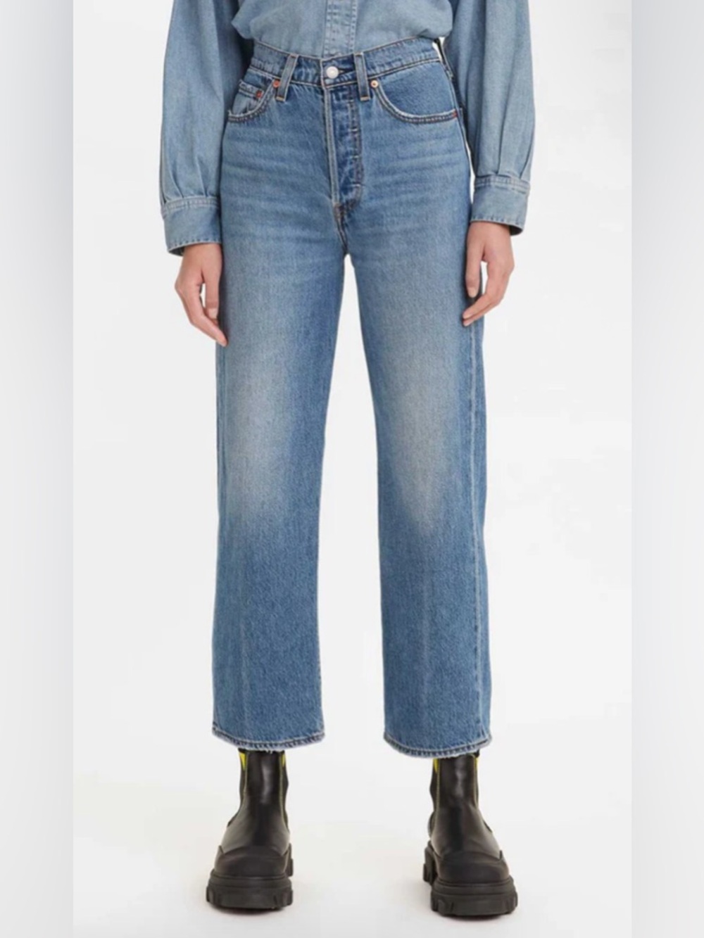 Premium Levis Ribcage Straight blue jeans, button fly, size 28